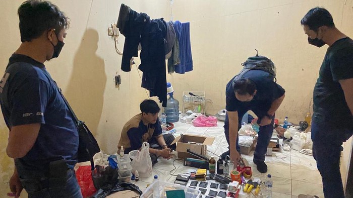 Polisi menggerebek pabrik rumahan ganja sintetis di Pandeglang, Banten.