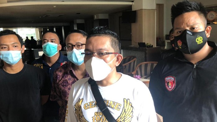 Polisi menyita bantal di lokasi pembunuhan wanita di hotel di Menteng (Fathan/detikcom)