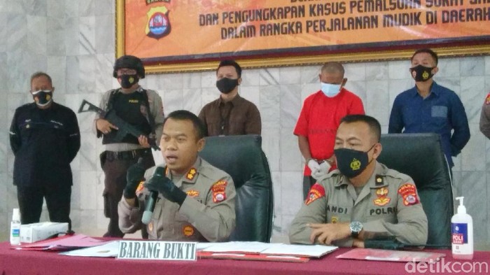 Polres Cilegon tangkap pemalsu surat keterangan mudik palsu (M Iqbal/detikcom)