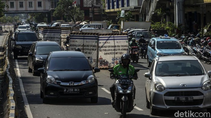 Begini kondisi proyek MRT Fase II di Kawasan Glodok, Jakarta, Jumat (28/5/2021). Proyek yang berada di tengah jalan ini kerap menimbulkan kemacetan.
