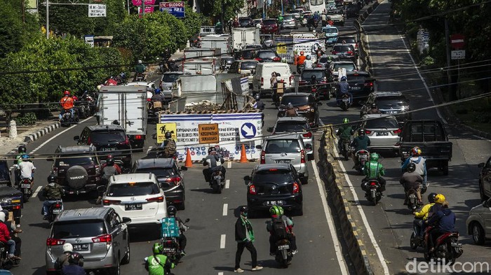 Begini kondisi proyek MRT Fase II di Kawasan Glodok, Jakarta, Jumat (28/5/2021). Proyek yang berada di tengah jalan ini kerap menimbulkan kemacetan.