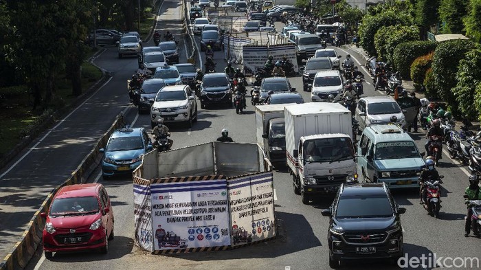 Begini kondisi proyek MRT Fase II di Kawasan Glodok, Jakarta, Jumat (28/5/2021). Proyek yang berada di tengah jalan ini kerap menimbulkan kemacetan.