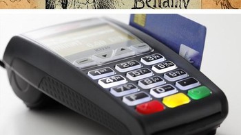 Uang elektronik: Kita harus berterima kasih kepada Edward Bellamy dan bukunya Looking Backward yang ditulis pada 1888. Saat itu, Bellamy merasa terganggu memikirkan andai ada transaksi uang secara nirkabel dan menuangkannya dalam bukunya. Sekarang, apa yang dibayangkan Bellamy terjadi. Yang kita butuhkan hanya smartphone dan aplikasi khusus untuk bertransaksi. Foto: via Brainberries