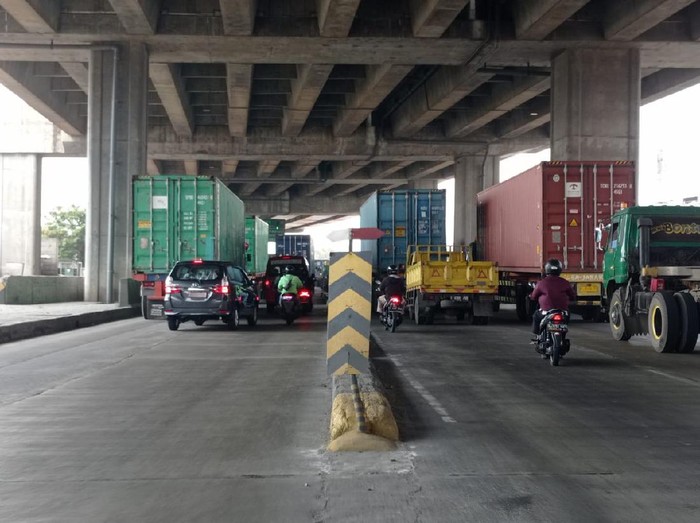 Rambu pembatas Jl Cilincing yang telah diperbaiki.