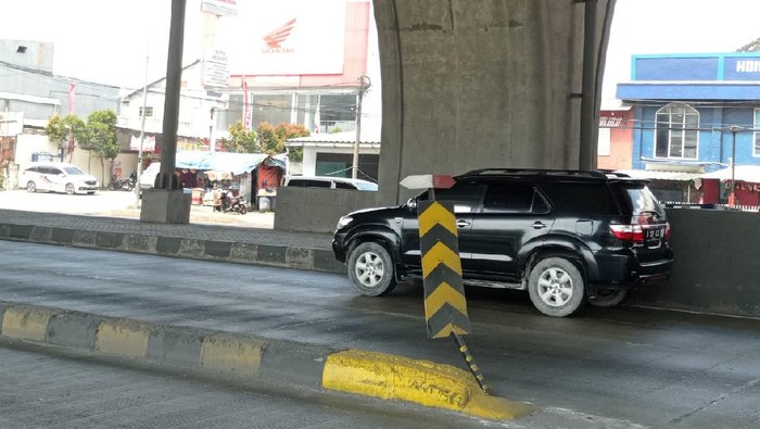 Rambu pembatas Jl Cilincing yang telah diperbaiki.