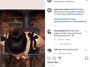 Gokil! Wanita Ini Pecahkan Rekor Dunia Tercepat Makan Hot Dog Tak Pakai Tangan