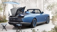 Keunikan lain terdapat meja bar yang dilengkapi dengan meja, kursi, peralatan makan berbahan porselen, sampai lemari pendingin untuk menyimpan sampanye. Foto: Rolls-Royce