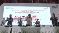 Direktur Utama Telkom Ririek Adriansyah beserta jajaran direksi Telkom berpose usai menggelar Rapat Umum Pemegang Saham (RUPS) Tahunan Tahun Buku 2020 di Jakarta, Jumat (28/5/2021). Dalam RUPS Tahunan PT Telkom Indonesia (Persero) Tbk itu diputuskan membagikan dividen sebesar Rp16,64 triliun atau setara 80 persen dari perolehan laba bersih tahun 2020.