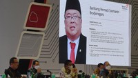 Selain itu ada juga layar yang menampilkan profil Bambang Brodjonegoro saat Rapat Umum Pemegang Saham (RUPS) Tahunan Tahun Buku 2020 di Jakarta, Jumat (28/5/2021). Bambrod didapuk jadi komut Telkom. 
