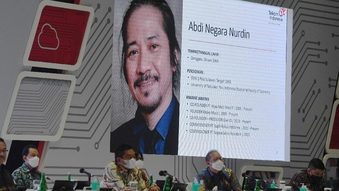 RUPS TAHUNAN TELKOM Layar menampilkan profil Abdi Negara Nurdin saat Rapat Umum Pemegang Saham (RUPS) Tahunan Tahun Buku 2020 di Jakarta, Jumat (28/5/2021). Dalam RUPS Tahunan PT Telkom Indonesia (Persero) Tbk itu diputuskan membagikan dividen sebesar Rp16,64 triliun atau setara 80 persen dari perolehan laba bersih tahun 2020 serta mengubah kepengurusan perusahaan diantaranya mengangkat mantan Menristek Bambang Brodjonegoro menjadi Komisaris Utama menggantikan Rhenald Kasali dan mengangkat Abdi Negara Nurdin atau yang akrab disapa Abdee Slank menjadi Komisaris. ANTARA FOTO/Hafidz Mubarak A/rwa.