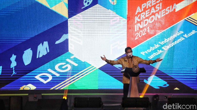 Menteri Pariwisata dan Ekonomi Kreatif Sandiaga Salahudin Uno bersama pelaku industri kreatif melakukan launching Apresiasi Kreasi Indonesia di kawasan Kementerian Parekraf, Jakarta Pusat, Jumat (28/5).