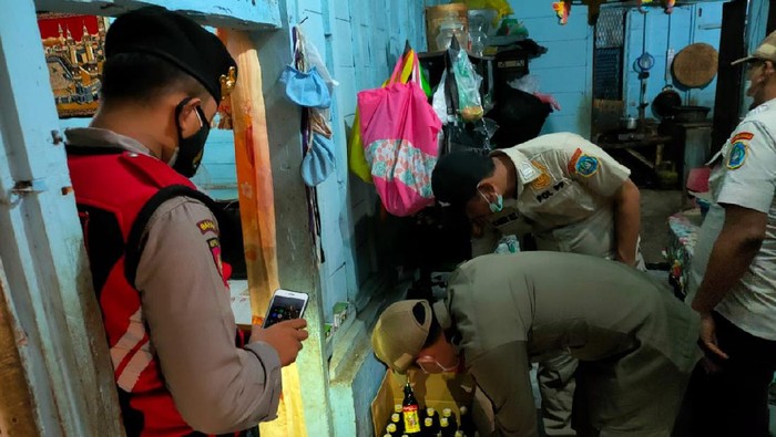 Satpol PP-Sabhara Razia Warung Remang-remang di lamongan