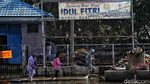 Semangat Pekerja Pelabuhan Menerjang Rob Jakarta Utara