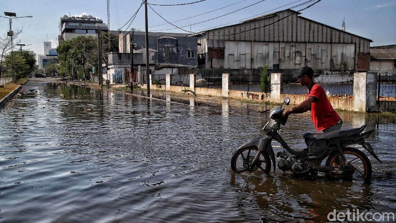 Banjir rob menerjang Pelabuhan Nizam Zachman, Muara Baru, Jakarta Utara, Jumat (28/5). Banjir rob tak menyurutkan semangat pekerja pelabuhan.