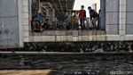 Semangat Pekerja Pelabuhan Menerjang Rob Jakarta Utara