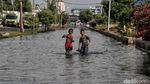 Semangat Pekerja Pelabuhan Menerjang Rob Jakarta Utara