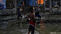 Anak-anak tampak gembira bermain dengan teman sebayanya.
