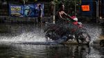 Semangat Pekerja Pelabuhan Menerjang Rob Jakarta Utara