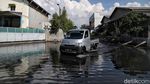 Semangat Pekerja Pelabuhan Menerjang Rob Jakarta Utara