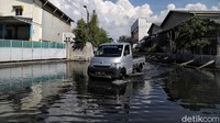 Banjir air rob tersebut mencapai 60 cm.