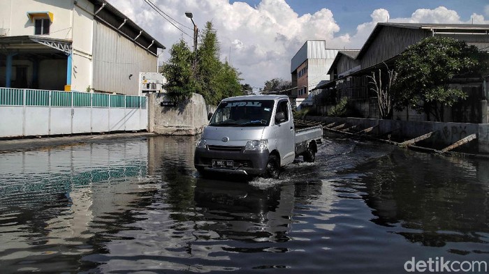 Banjir rob menerjang Pelabuhan Nizam Zachman, Muara Baru, Jakarta Utara, Jumat (28/5). Banjir rob tak menyurutkan semangat pekerja pelabuhan.
