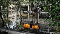 Banjir rob sudah menjadi langganan bagi warga pesisir Jakarta.