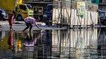 Semangat Pekerja Pelabuhan Menerjang Rob Jakarta Utara