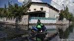 Semangat Pekerja Pelabuhan Menerjang Rob Jakarta Utara