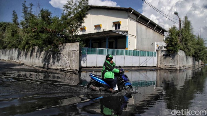 Semangat Pekerja Pelabuhan Menerjang Rob Jakarta Utara Banjir rob menerjang Pelabuhan Nizam Zachman, Muara Baru, Jakarta Utara, Jumat (28/5). Banjir rob tak menyurutkan semangat pekerja pelabuhan.