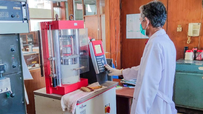 SIG Terus Berinovasi PT Semen Indonesia (Persero) Tbk (SIG) meluncurkan semen hidraulis tipe HE pertama di Indonesia. Produk terbaru itu telah lulus uji di Lembaga Sertifikasi Produk B4T Kemenperin.