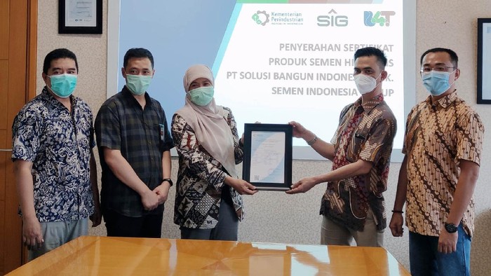 PT Semen Indonesia (Persero) Tbk (SIG) meluncurkan semen hidraulis tipe HE pertama di Indonesia. Produk terbaru itu telah lulus uji di Lembaga Sertifikasi Produk B4T Kemenperin.