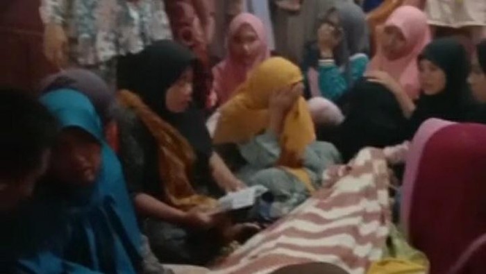 Siswi SMP di Sumenep meninggal beberapa jam usai dinikahkan secara siri. Sebelumnya, siswi tersebut pernah kabur dari rumah karena tidak mau dijodohkan.
