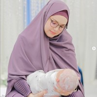 Siti Nurhaliza mengadakan akikah anaknya saat Corona di Malaysia mengganas. Acara akikah tersebut digelar pada akhir April untuk menyambut kelahiran anak keduanya yang berjenis kelamin laki-laki bernama Muhammad Afwa. Foto: Dok. Instagram@ ctdk