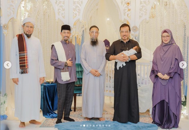 “Alhamdulillah, majlis aqiqah, maulid dan tahnik telah berlangsung penuh sederhana tetapi memberi erti yang besar buat kami sekeluarga,” tulis Siti Nurhaliza di Instagramnya. Foto: Dok. Instagram@ ctdk