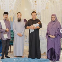 “Alhamdulillah, majlis aqiqah, maulid dan tahnik telah berlangsung penuh sederhana tetapi memberi erti yang besar buat kami sekeluarga,” tulis Siti Nurhaliza di Instagramnya. Foto: Dok. Instagram@ ctdk