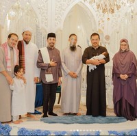 Dalam unggahannya di Instagram, Siti Nurhaliza pun menyebut siapa saja para pemuka agama yang datang ke acara akikah anaknya itu. Alhamdulillah, rezeki anaknda Muhammad Afwa, kerana telah mendapat doa-doa dan juga ditahnik oleh YBhg. Datuk Dr. Zulkifli Mohamad al-Bakri, Ustaz Don Daniyal, Ustaz Azhar Idrus dan Ustaz Iqbal serta imam masjid Bukit Mulia,” tulisnya. Foto: Dok. Instagram@ ctdk