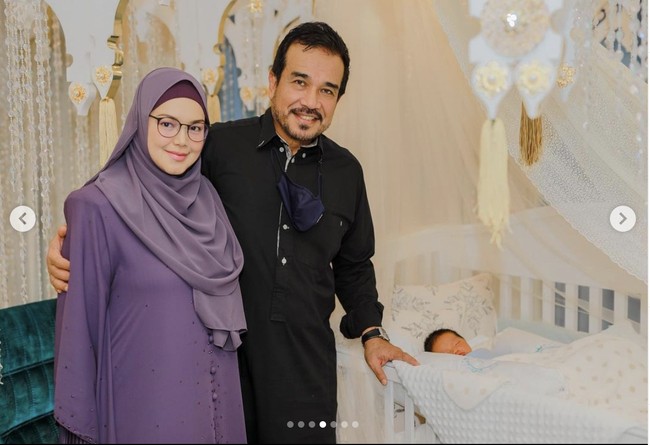 Acara akikah anak inilah yang membuat Siti Nurhaliza diselidiki Kepolisian Selangor atas kasus pelanggaran protokol kesehatan COVID-19. Dan berdasarkan penyelidikan Siti dan suaminya, Khalid Mohamad Jiwa, terbukti melakukan pelanggaran. Foto: Dok. Instagram@ ctdk