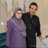 Acara akikah anak inilah yang membuat Siti Nurhaliza diselidiki Kepolisian Selangor atas kasus pelanggaran protokol kesehatan COVID-19. Dan berdasarkan penyelidikan Siti dan suaminya, Khalid Mohamad Jiwa, terbukti melakukan pelanggaran. Foto: Dok. Instagram@ ctdk