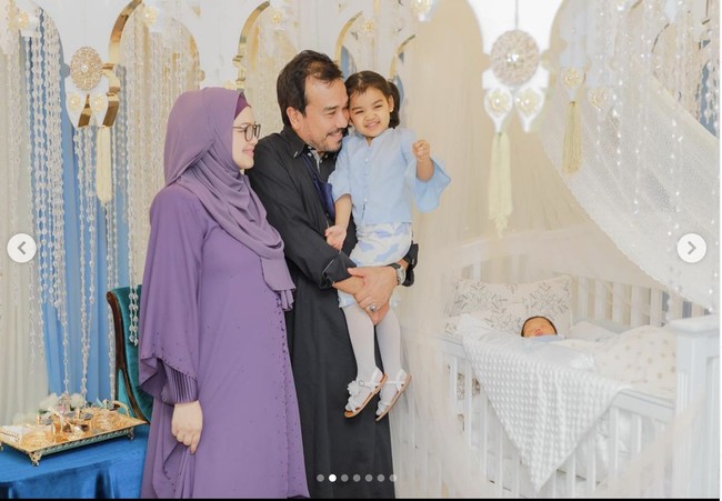 Seminggu setelah bayi laki-lakinya lahir, Siti Nurhaliza dan sang suami Khalid Mohamad Jiwa mengadakan acara akikah anak mereka. Akikah tersebut menurut Siti seperti ditulisnya di Instagram, digelar secara sederhana. Foto: Dok. Instagram@ ctdk