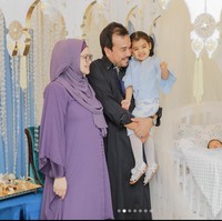 Seminggu setelah bayi laki-lakinya lahir, Siti Nurhaliza dan sang suami Khalid Mohamad Jiwa mengadakan acara akikah anak mereka. Akikah tersebut menurut Siti seperti ditulisnya di Instagram, digelar secara sederhana. Foto: Dok. Instagram@ ctdk