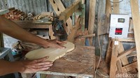 Japrak panggilan akrab Joko tengah berkutat dengan alat pengolah kayu miliknya. 