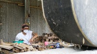 Japrak merupakan salah satu perajin biola di Kulon Progo. Namun siapa sangka, karyanya itu ternyata tak hanya diminati konsumen lokal, tetapi juga mancanegara. 