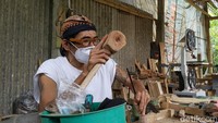 Adapun biola buatan Japrak dibandrol dengan harga mulai Rp 850 ribu hingga puluhan juta rupiah tergantung bahan baku kayu dan tingkat kesulitan pembuatannya
