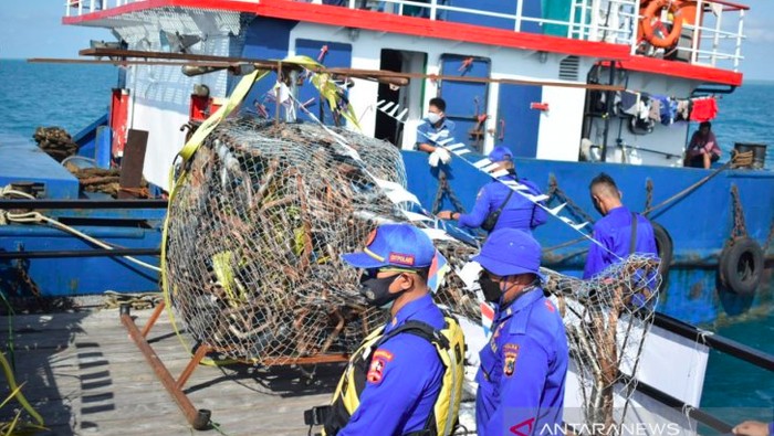 Kepolisian Daerah Kepulauan Bangka Belitung bersama Pemkab Bangka Tengah, melaksanakan penurunan rumpon atau penanaman terumbu karang di perairan Pulau Ketawai Kabupaten Bangka Tengah guna melestarikan ekosistem bawah laut wilayah itu, Rabu pagi.
