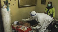 Petugas medis mengambil sampel lendir saat tes usap PCR dengan jemput bola di Jalan As-Syafiiyah, Cipayung, Jakarta, Jumat (21/5/2021). Kawasan zona merah tersebut memberlakukan mikro lockdown serta tes usap PCR secara massal setelah sebanyak 51 orang warga positif COVID-19 berasal dari klaster halal bihalal di Kelurahan Cilangkap, Kecamatan Cipayung. ANTARA FOTO/Asprilla Dwi Adha