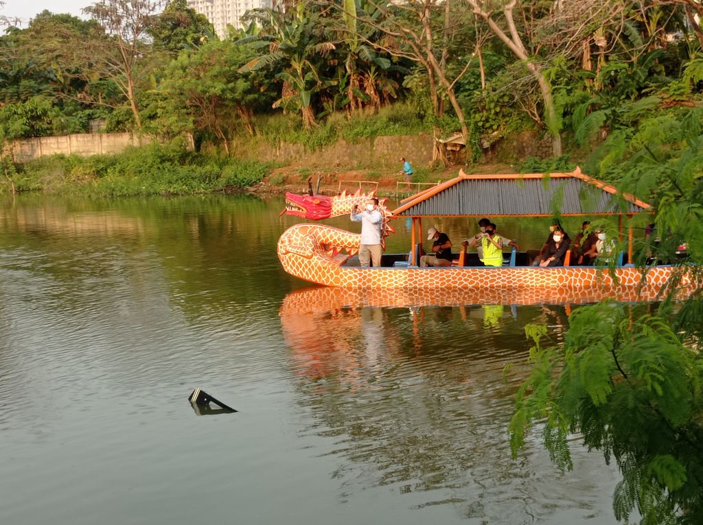 Tim dari KNKT Cek Lokasi Heli Jatuh Pakai Perahu Naga (Foto: Sachril/detikcom)