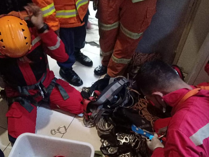 Tim PMK Kota Malang tengah berupaya mengevakuasi korban terjebak dan terjepit lift hotel ibis