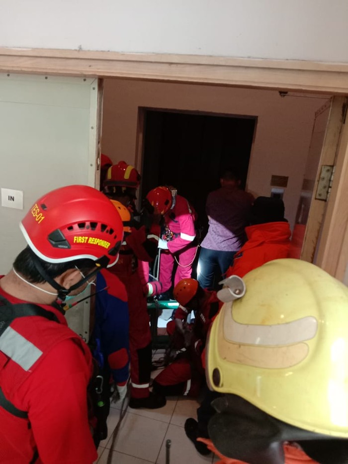 Tim PMK Kota Malang tengah berupaya mengevakuasi korban terjebak dan terjepit lift hotel ibis