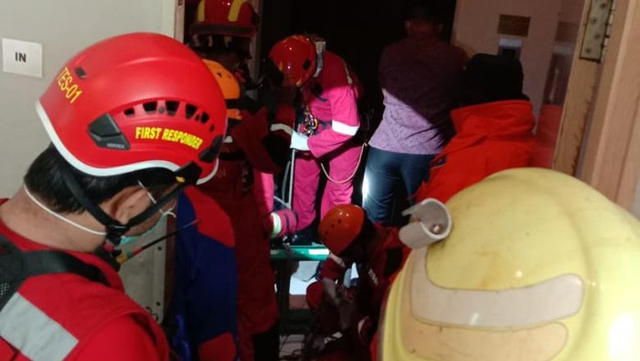 Tim PMK Kota Malang tengah berupaya mengevakuasi korban terjebak dan terjepit lift hotel ibis