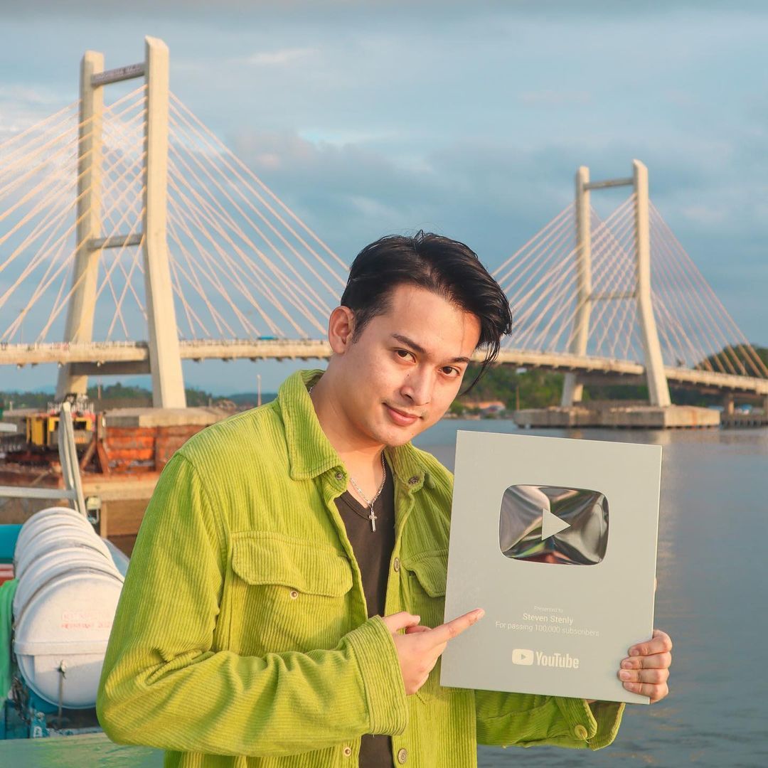 Seleb TikTok Traktir Makan Driver Ojol yang Kerja Dini Hari di Tengah Guyuran Hujan